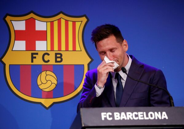 Lionel Messi se mostra comovido durante sua última coletiva de imprensa do FC Barcelona, 8 de agosto de 2021 - Sputnik Brasil