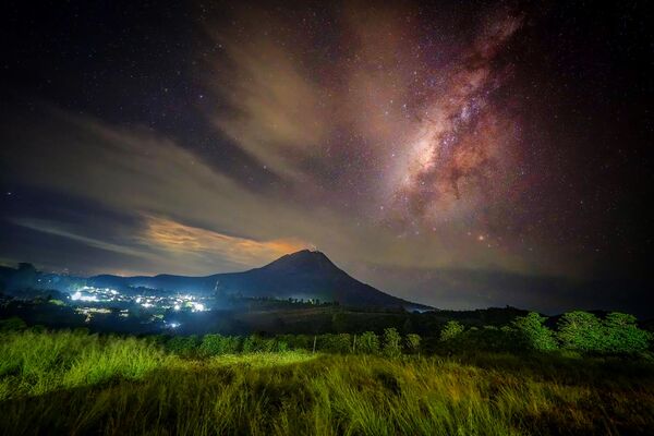 O vulcão Sinabung, na Indonésia, parece estar calmo, 8 de agosto de 2021 - Sputnik Brasil