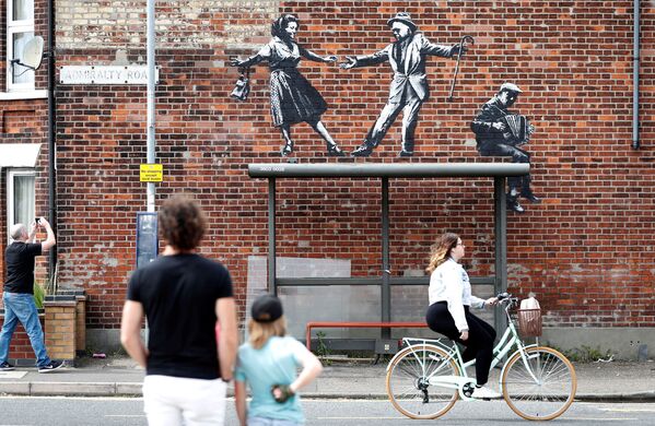 Em Great Yarmouth, no Reino Unido, pessoas param para observar arte urbana, provavelmente da autoria de Banksy, 8 de agosto de 2021 - Sputnik Brasil