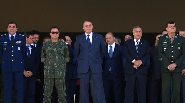 Presidente do Brasil Jair Bolsonaro observa o desfile militar frente ao palácio presidencial, junto com outras figuras militares, 10 de agosto de 2021 - Sputnik Brasil