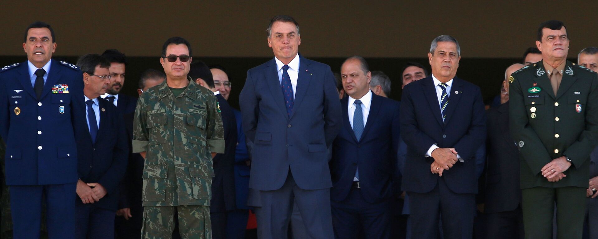 Presidente do Brasil Jair Bolsonaro observa o desfile militar frente ao palácio presidencial, junto com outras figuras militares, 10 de agosto de 2021 - Sputnik Brasil, 1920, 22.08.2021