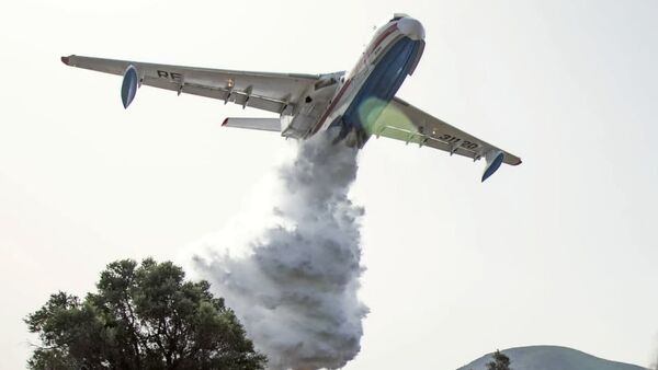 Avião de combate a incêndios russo Be-200 apoiando Turquia na luta contra os fogos - Sputnik Brasil