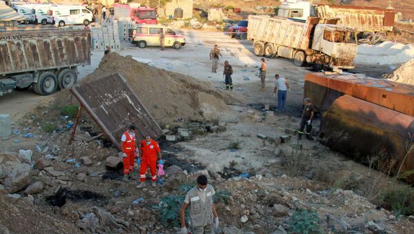 Soldados libaneses, membros da defesa civil e equipes de resgate são vistos no local da explosão do tanque de combustível em Akkar, no norte do Líbano, 15 de agosto de 2021 - Sputnik Brasil