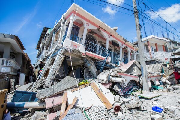Uma das muitas casas destruídas pelo impacto do terremoto de magnitude 7,2 em Les Cayes, no Haiti, 14 de agosto de 2021 - Sputnik Brasil