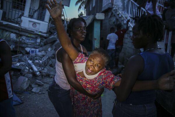 Moradora chora após o corpo de sua filha de sete anos ser recuperado de entre os destroços de sua casa abalada pelo terremoto, 14 de agosto de 2021 - Sputnik Brasil