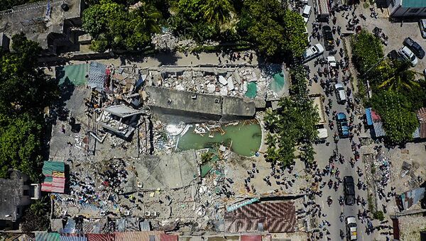 Imagem aérea mostra como ficou o Hotel Le Manguier após ser atingido pelo terremoto em Les Cayes, no Haiti, 14 de agosto de 2021 - Sputnik Brasil