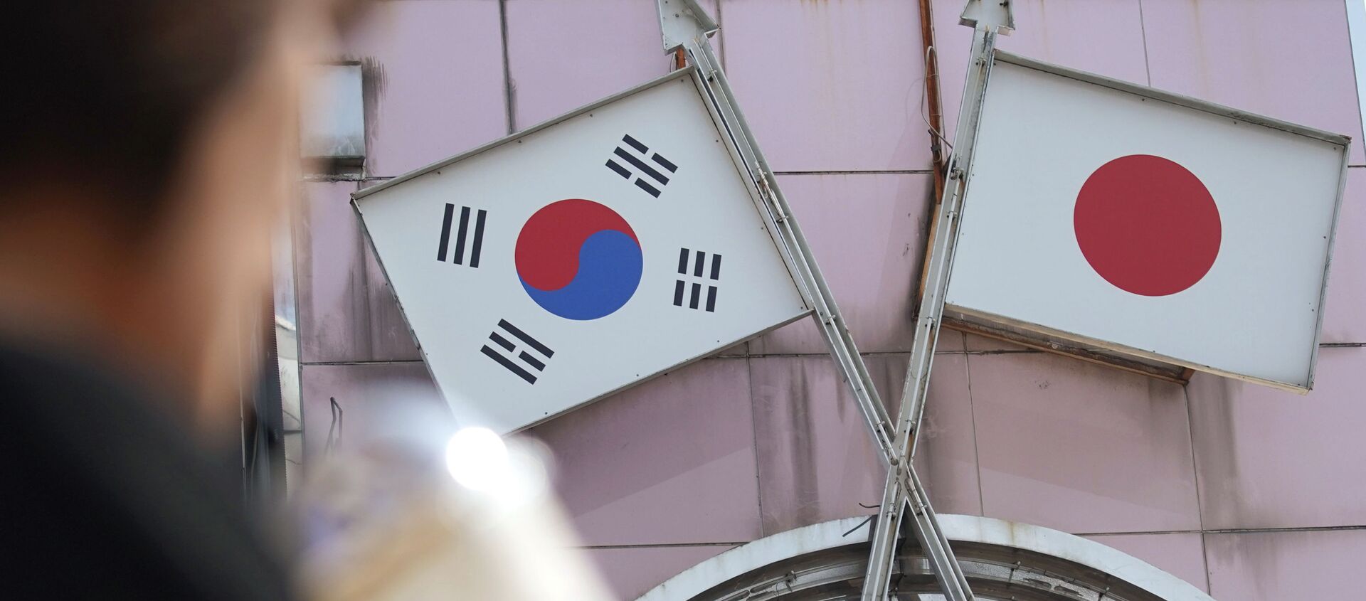 Bandeiras da Coreia do Sul (à esquerda) e do Japão (à direita) - Sputnik Brasil, 1920, 15.08.2021