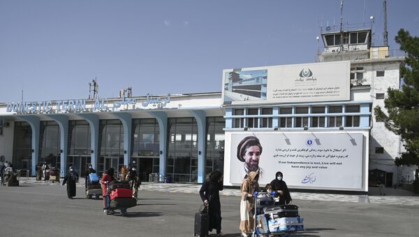 Passageiros afegãos carregam seus pertences quando saem do terminal doméstico no aeroporto de Cabul, em 8 de agosto de 2021 - Sputnik Brasil