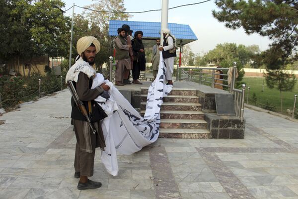 Talibãs içam sua bandeira na cidade de Ghazni, no sudeste do Afeganistão, 15 de agosto de 2021 - Sputnik Brasil