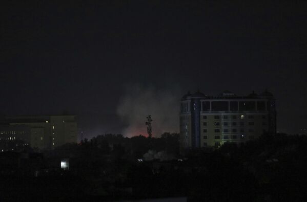 Fumaça ao lado da embaixada norte-americana em Cabul, 15 de agosto de 2021 - Sputnik Brasil