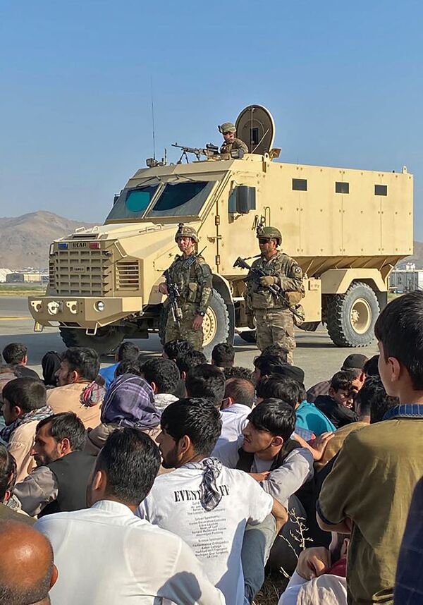 Multidão de afegãos no aeroporto de Cabul em frente de soldados norte-americanos, Afeganistão, 16 de agosto de 2021 - Sputnik Brasil