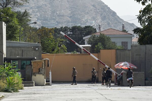 Guarda afegão junto ao portão na Zona Verde em Cabul, 15 de agosto de 2021 - Sputnik Brasil