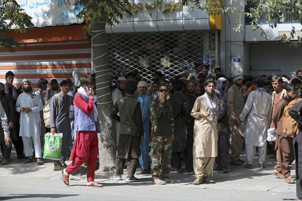 Afegãos na fila para o banco em Cabul, 15 de agosto de 2021 - Sputnik Brasil