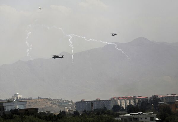 Helicópteros militares americanos Black Hawk sobrevoam a cidade de Cabul, 15 de agosto de 2021 - Sputnik Brasil