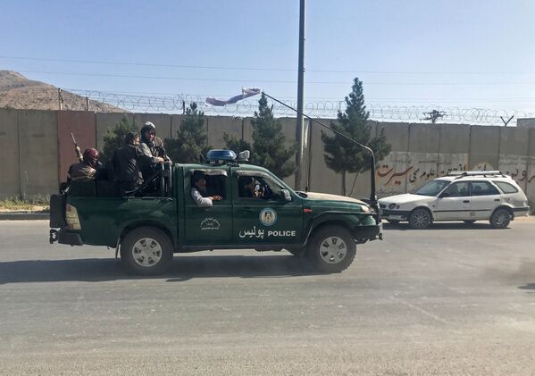 Insurgentes do Talibã em um veículo da polícia em Cabul, 16 de agosto de 2021 - Sputnik Brasil