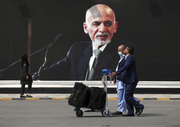 Passageiros caminhando para o terminal de partidas do Aeroporto Internacional Hamid Karzai, 14 de agosto de 2021  - Sputnik Brasil