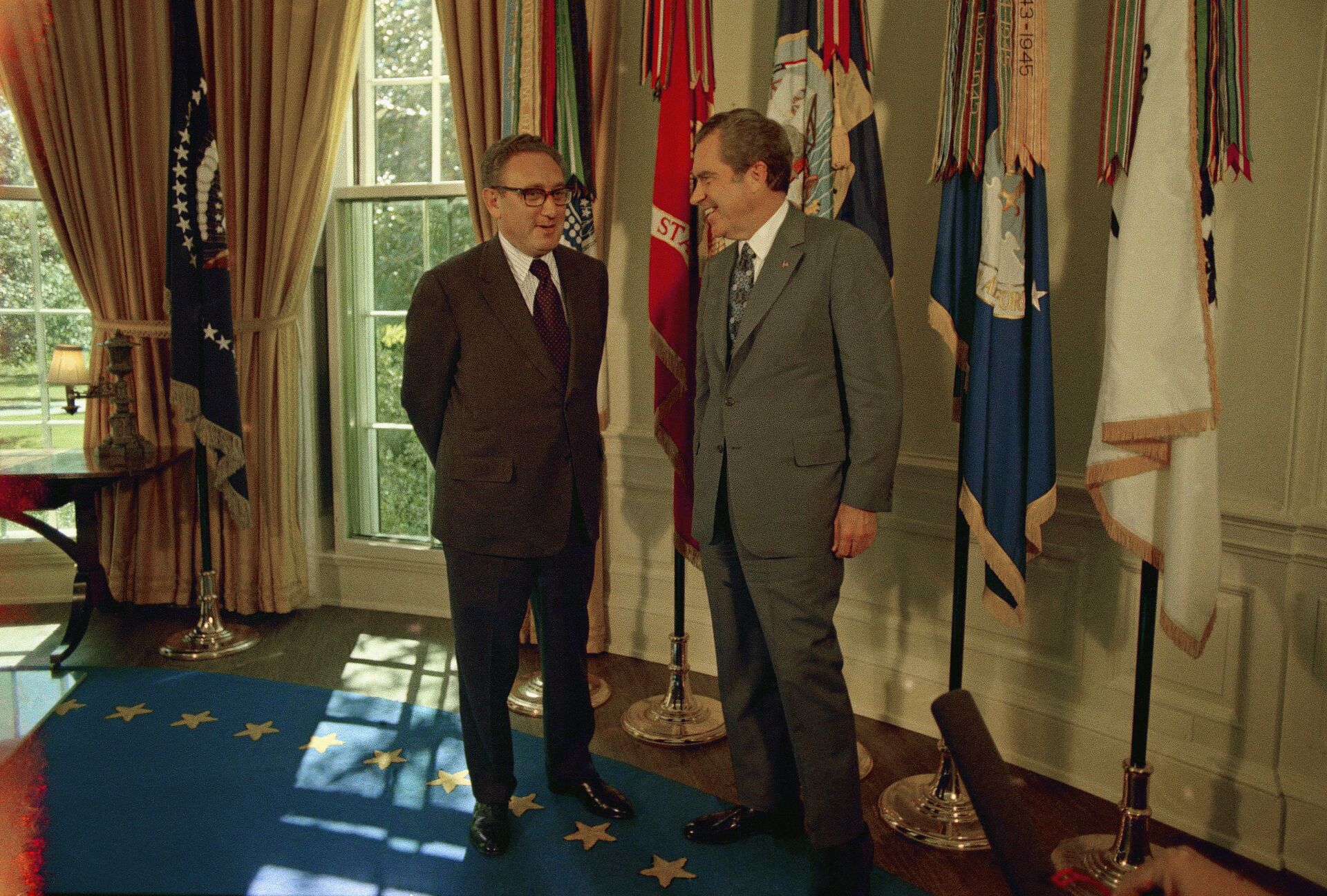 Secretário de Estado Henry Kissinger (à esquerda) sendo parabenizado pelo presidente Richard Nixon na Sala Oval da Casa Branca, em 1973, após ter sido anunciado que Kissinger e Lo Duc, diplomata vietnamita, ganharam o Prêmio Nobel da Paz por seus esforços para terminarem com a guerra no Vietnã - Sputnik Brasil, 1920, 23.05.2022