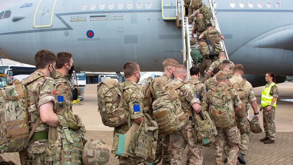Militares britânicos embarcam em avião da Força Aérea Real durante retirada do Afeganistão - Sputnik Brasil