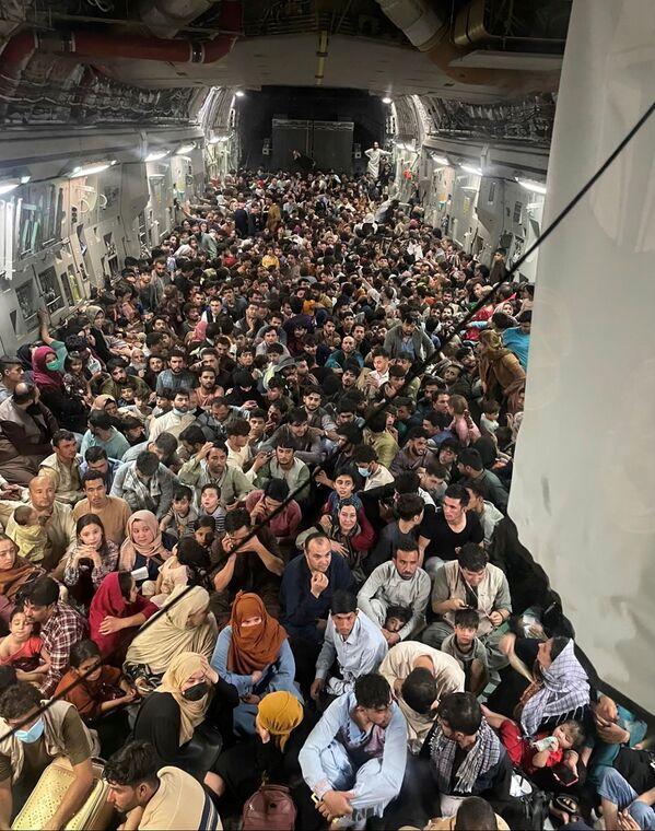 Afegãos são evacuados em um avião de transporte militar Boeing C-17 Globemaster III da Força Aérea dos EUA, que transporta 640 pessoas do Afeganistão ao Catar, 15 de agosto de 2021 - Sputnik Brasil