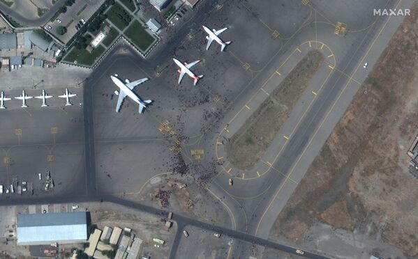 Imagem de satélite mostra multidões na pista do Aeroporto Internacional de Hamid Karzai, Cabul, Afeganistão, 16 de agosto de 2021
 - Sputnik Brasil