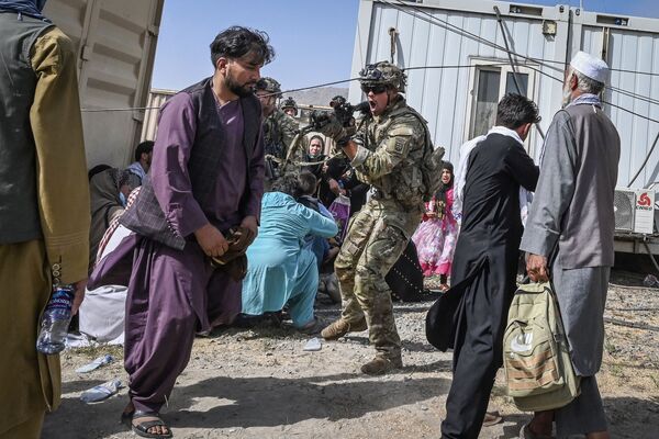 Soldado dos EUA aponta sua arma contra um passageiro afegão no aeroporto de Cabul, Afeganistão, 16 de agosto de 2021 - Sputnik Brasil