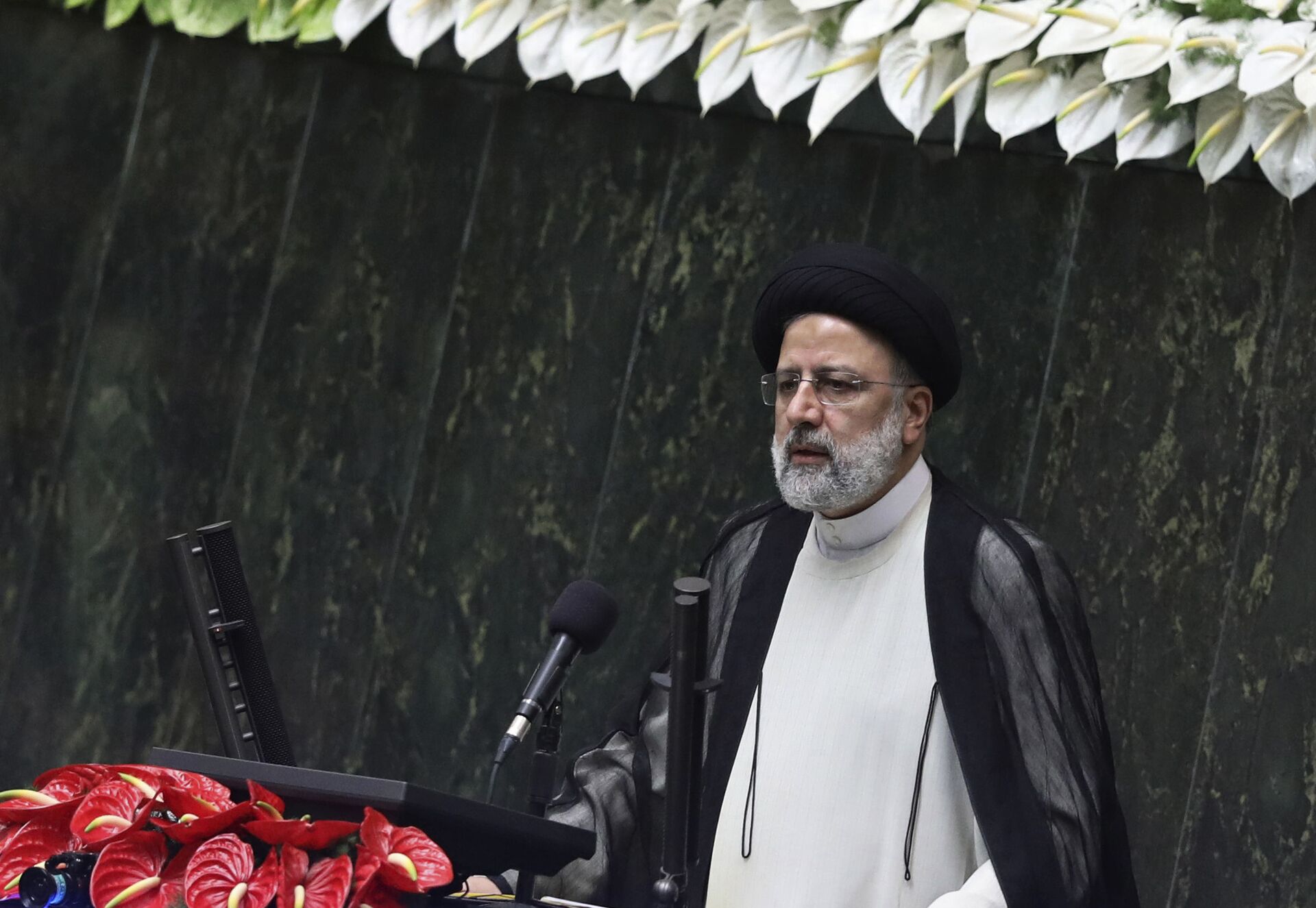 Presidente iraniano Ebrahim Raisi faz discurso após cerimônia da posse no parlamento do Irã, 5 de agosto de 2021 - Sputnik Brasil, 1920, 09.11.2021