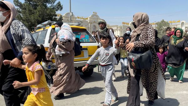 Mulheres com seus filhos tentam entrar no Aeroporto Internacional Hamid Karzai em Cabul, Afeganistão, 16 de agosto de 2021 - Sputnik Brasil
