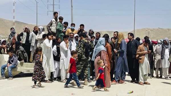 Famílias afegãs vão para o aeroporto de Cabul em busca de uma chance de fugir do país - Sputnik Brasil
