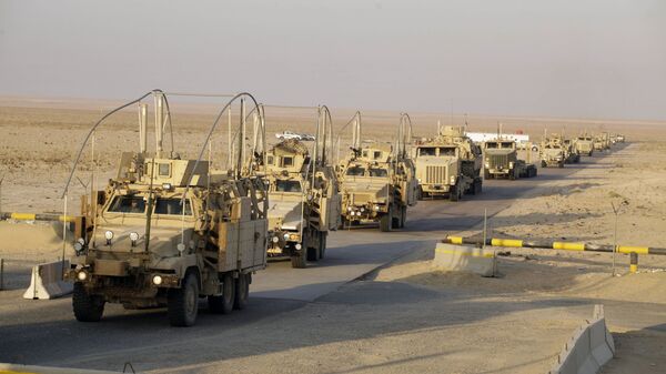 Comboio militar norte-americano atravessando a fronteira entre o Iraque e o Kuwait - Sputnik Brasil