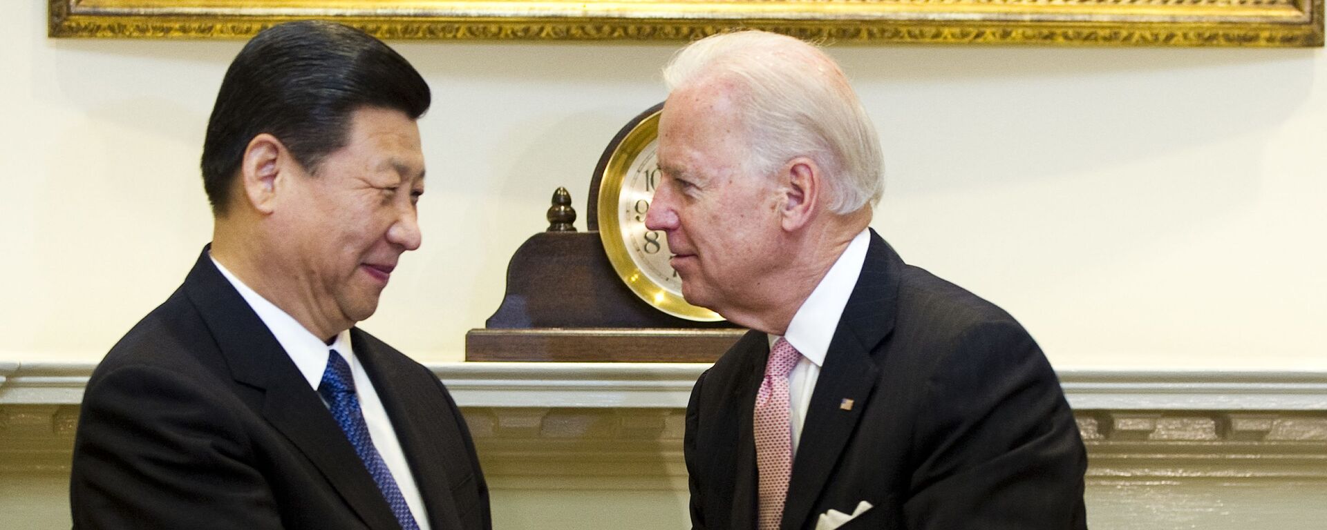 O então vice-presidente dos EUA, Joe Biden (D), cumprimenta o então vice-presidente chinês Xi Jinping na Sala Roosevelt na Casa Branca em Washington, EUA, 14 de fevereiro de 2012 - Sputnik Brasil, 1920, 15.11.2023