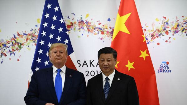 O presidente chinês Xi Jinping (D) e o então presidente dos EUA, Donald Trump, participam de reunião bilateral paralelamente à Cúpula do G20 em Osaka, Japão, em 29 de junho de 2019 - Sputnik Brasil