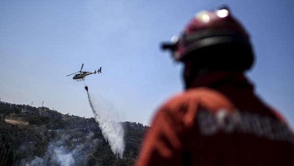 Helicóptero tenta controlar incêndio perto de Tavira, no sul de Portugal, em 17 de agosto de 2021 - Sputnik Brasil