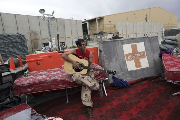 Soldado afegão tocando guitarra na base aérea de Bagram, província de Parwan, Afeganistão, 5 de julho de 2021 - Sputnik Brasil