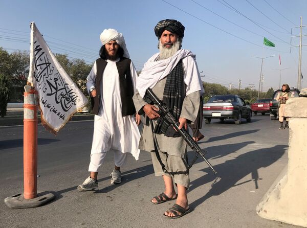 Militante do Talibã (organização terrorista proibida na Rússia e em vários outros países) armado com fuzil M16 norte-americano ao lado do Ministério dos Assuntos Internos em Cabul, Afeganistão, 16 de agosto de 2021 - Sputnik Brasil