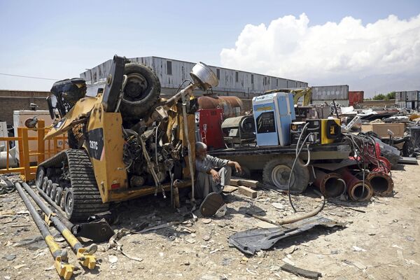 Veículos militares destruídos ao lado da base aérea de Bagram, na província de Parwan, Afeganistão, 3 de maio de 2021 - Sputnik Brasil