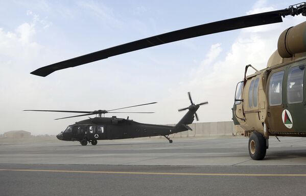 Helicóptero militar UH-60 Black Hawk carregando conselheiros dos EUA e recrutas afegãos decola no Aeródromo de Kandahar, Afeganistão, 19 de março de 2018 - Sputnik Brasil