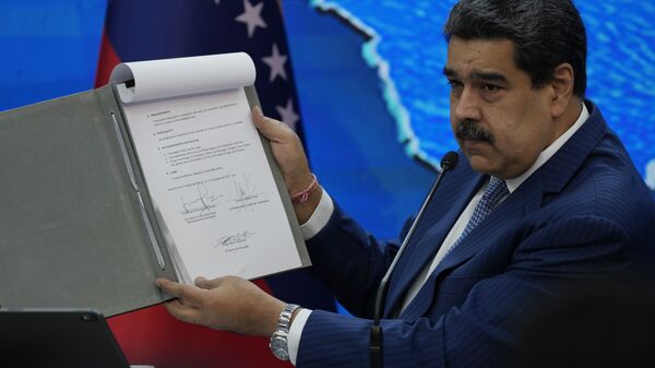 Presidente venezuelano, Nicolás Maduro, mostra memorando assinado durante negociações com oposição, em Caracas, Venezuela, 16 de agosto de 2021 - Sputnik Brasil