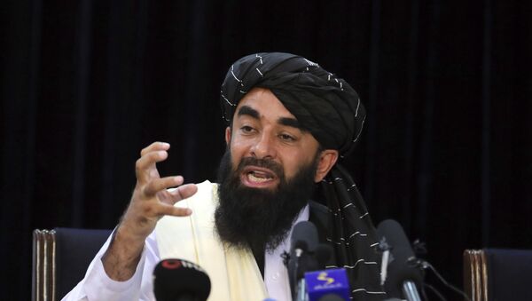 Porta-voz do Talibã, Zabihullah Mujahid, durante sua primeira coletiva de imprensa, Cabul, Afeganistão, 17 de agosto de 2021 - Sputnik Brasil