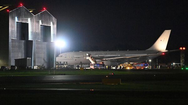 Passageiros repatriados do Afeganistão desembarcam de um Airbus KC2 Voyager na base de Brize Norton da RAF, no sul do Reino Unido, 17 de agosto de 2021 - Sputnik Brasil