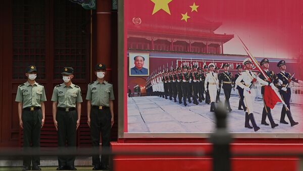 Chinese People's Liberation Army (PLA) soldiers stand guard at the entrance of the Forbidden City in Beijing on June 12, 2021. - Sputnik Brasil