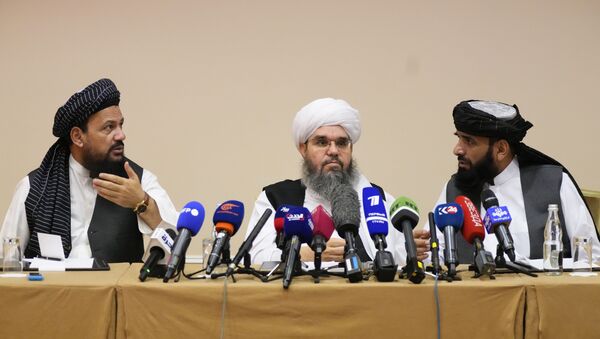 Da esquerda para direita: Mohammad Naim, Mawlawi Shahabuddin Dilawar e Suhil Shaheen, membros de uma delegação política do Talibã participam de uma entrevista coletiva em Moscou, Rússia, 9 de julho de 2021 - Sputnik Brasil