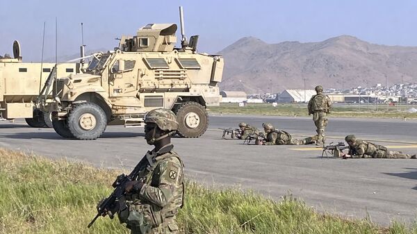 Soldados norte-americanos montam guarda ao longo de um perímetro no aeroporto internacional de Cabul, Afeganistão,16 de agosto de 2021 - Sputnik Brasil