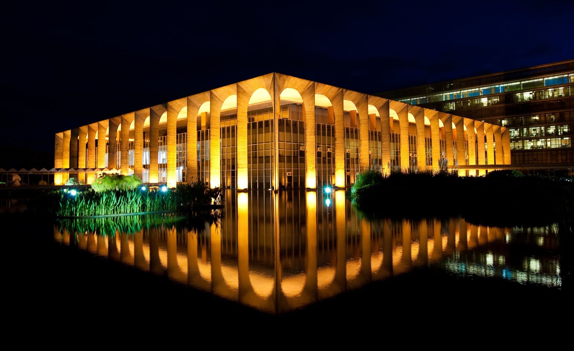 Fachada iluminada do Palácio Itamaraty, sede do Ministério da Relações Exteriores, 13 de agosto de 2020 - Sputnik Brasil, 1920, 06.01.2022