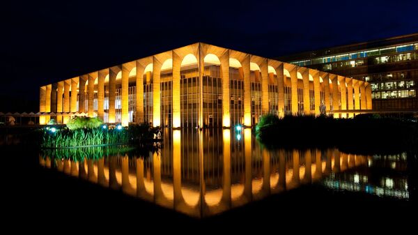 Fachada iluminada do Palácio Itamaraty, sede do Ministério da Relações Exteriores, 13 de agosto de 2020 - Sputnik Brasil