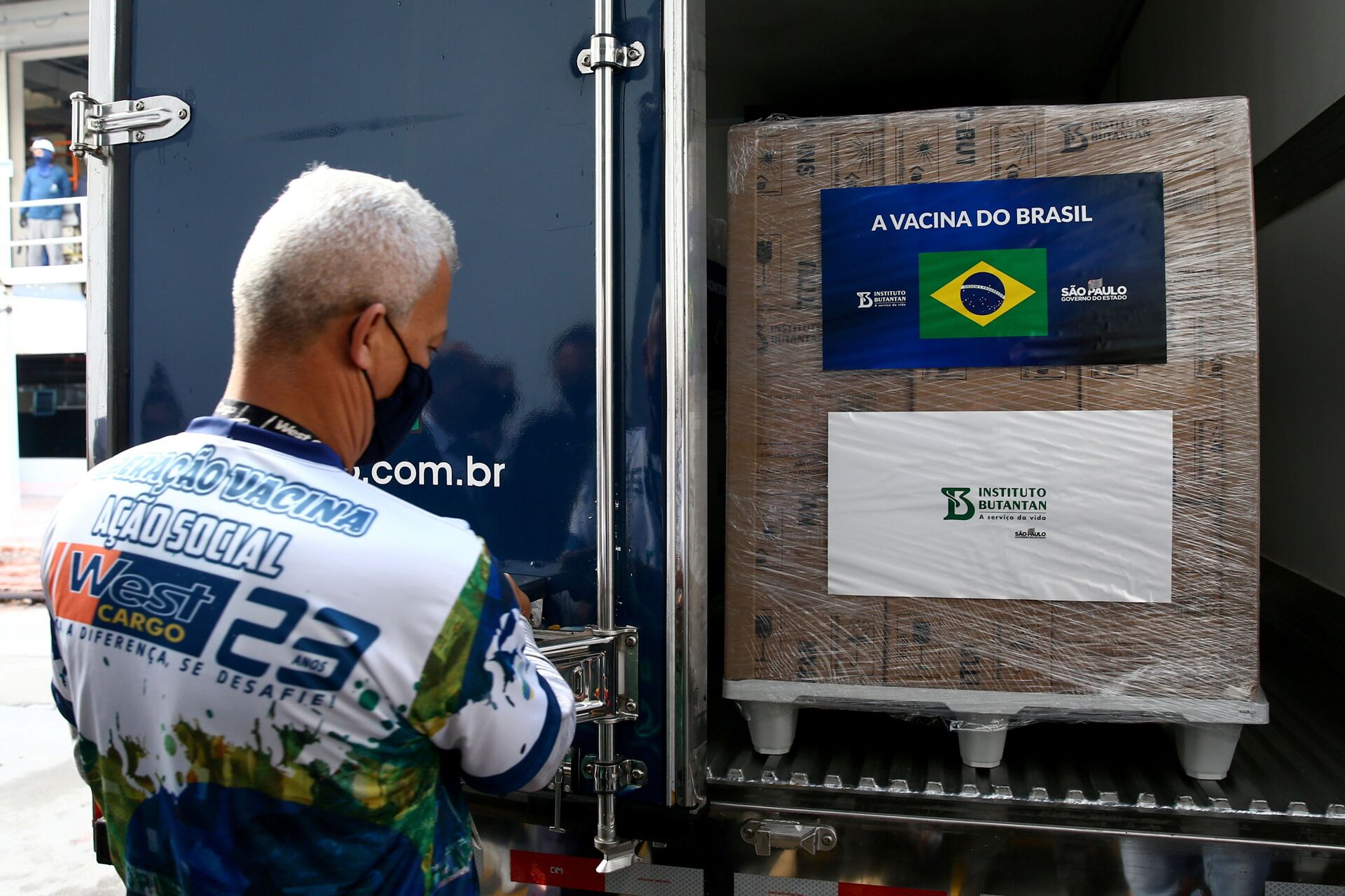 Funcionário do laboratório do Instituto Butantan carrega um caminhão com doses da vacina CoronaVac para distribuição em São Paulo, Brasil, 16 de agosto de 2021 - Sputnik Brasil, 1920, 09.11.2021