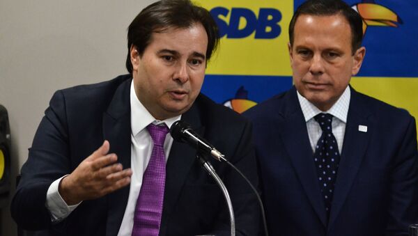  O governador de São Paulo, João Doria e o deputado Rodrigo Maia durante reunião de bancada do partido, 20 de agosto de 2019 - Sputnik Brasil
