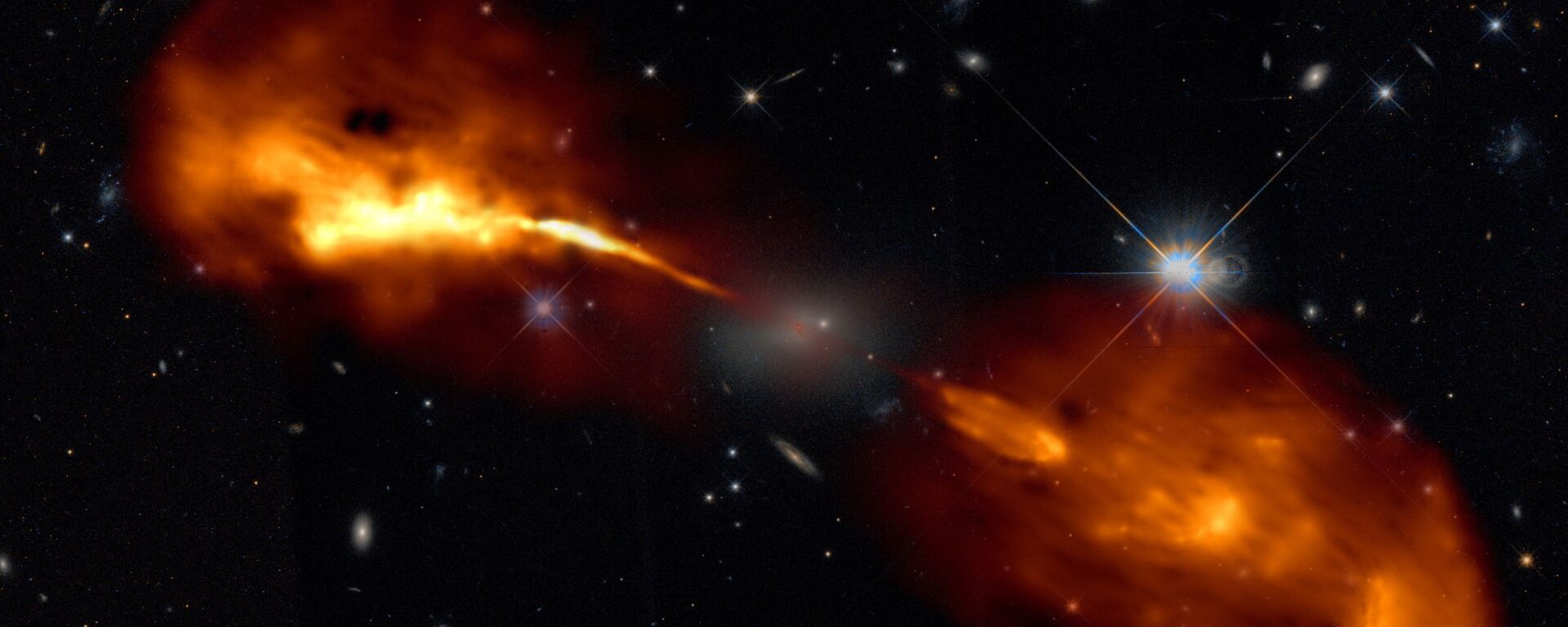 Hercules A é alimentado por um buraco negro supermassivo localizado em seu centro, que se alimenta do gás ao redor e canaliza parte desse gás em jatos extremamente rápidos. Nossas novas observações de alta resolução feitas com a LOw Frequency ARray (LOFAR) revelaram que este jato cresce mais forte e mais fraco a cada poucas centenas de milhares de anos. Esta variabilidade produz as belas estruturas vistas nos lóbulos gigantes, cada um das quais é quase tão grande quanto a galáxia da Via Láctea - Sputnik Brasil, 1920, 25.09.2022