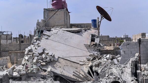 Escombros de casa após ataque aéreo nos subúrbios de Hajira, Síria, 27 de abril de 2020 - Sputnik Brasil