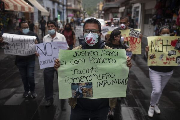 Manifestantes contra o homicídio do jornalista da rádio Jacinto Romero Flores, em Orizaba, México, 19 de agosto 2021 - Sputnik Brasil