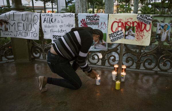 Manifestante contra o homicídio de Jacinto Romero Flores acende uma vela, em Orizaba, México, 19 de agosto 2021 - Sputnik Brasil
